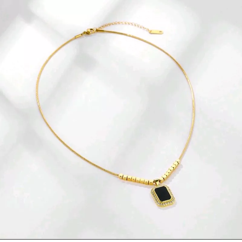 COLLIER AVEC PENDENTIF CARRÉ NOIR ET OR