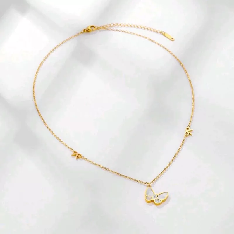 COLLIER EN OR AVEC PENDENTIF papillon et détails délicats