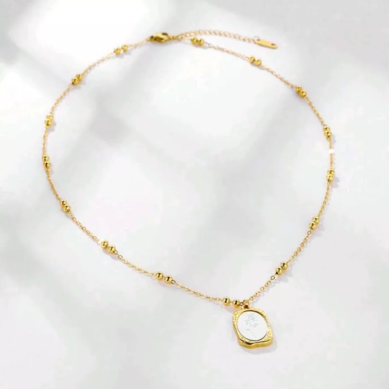 COLLIER EN OR AVEC PENDENTIF rond et chaîne délicate